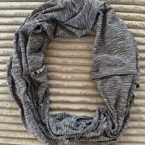 Lululemon Vinyasa Scarf dark Grey & White - Picture 3 of 6